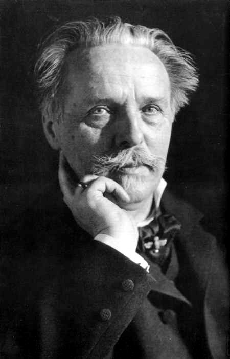 Nemecký spisovateľ Karl May na portrétnej fotografii z roku 1907