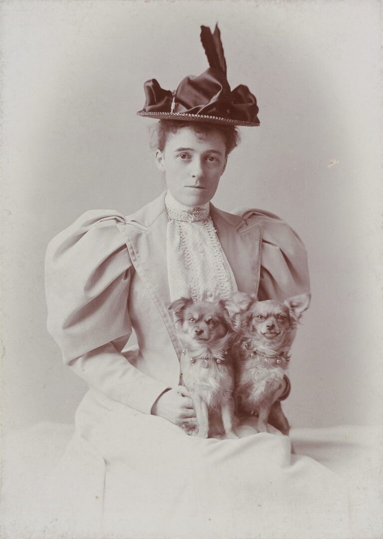 Edith Wharton na portrétnej fotografii z rokov 1889 až 1890